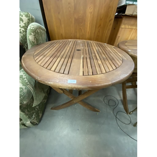 566 - Teak folding garden table (73H 90DIAM cm)