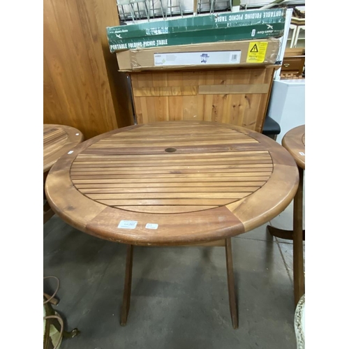567 - Teak folding garden table (73H 90DIAM cm)