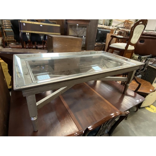 597 - Contemporary mirrored coffee table (47H 70D 130W cm)