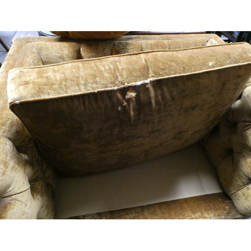 551 - Gold upholstered button back settee (78H 118W 94D cm) (as found)