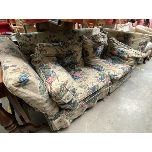 423 - Rose patterned Parker Knoll style settee (185W cm)