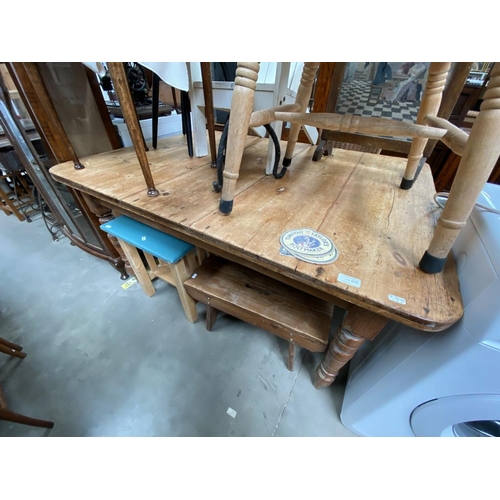 458 - Antique pine kitchen table (74H 136W 100D cm)