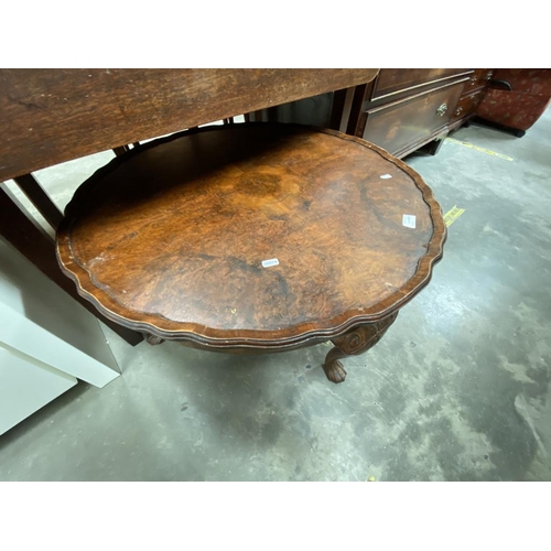 463 - Burr walnut piecrust coffee table (37H 77DIAM cm)