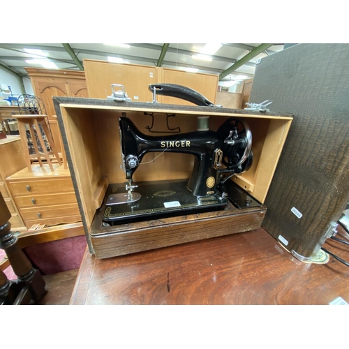 464 - Cased Singer sewing machine (99k)