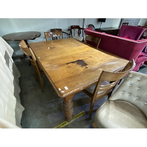 513 - Oak wind out dining table with one leaf ( winder in office ) (72H 161W 112D cm)