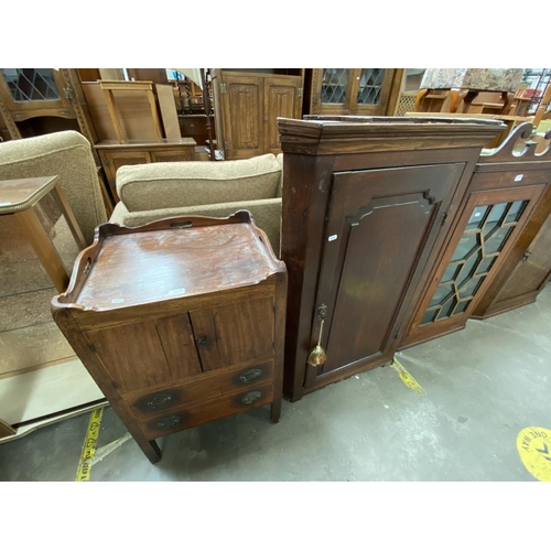 570 - Georgian mahogany commode (80H 46W 53D cm) & oak corner cabinet (113H 74W 39D cm)