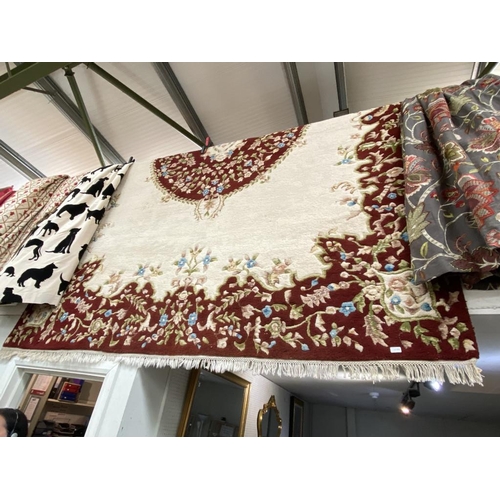 620 - Large cream floral patterned rug 280x380cm