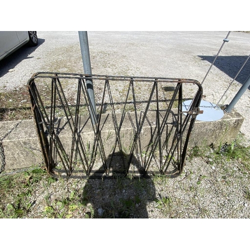 671 - Pair of metal garden gates (85H 115W)