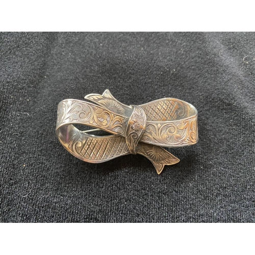 85 - Henry Ellis & Son Exeter silver ribbon brooch