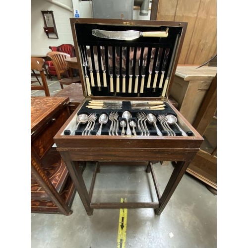 61 - Oak cased canteen of cutlery (76H 52W 36D cm)