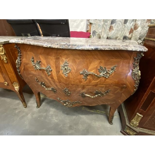 61 - French marbled topped bombe chest (87H 118W 53D cm)