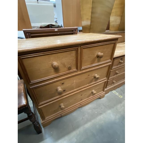 68 - Pine 2 over 2 chest of drawers (85H 92W 46D cm)