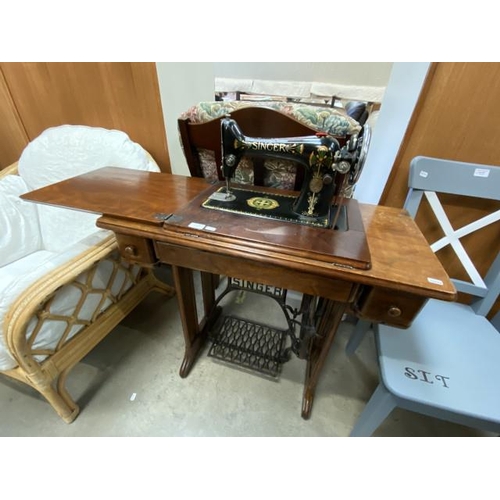 92 - Singer sewing machine F4454396 with treadle base