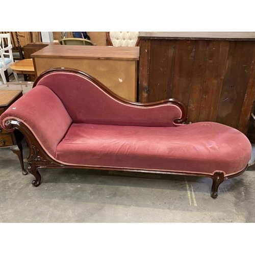 106 - Victorian mahogany chaise longue (198W cm)