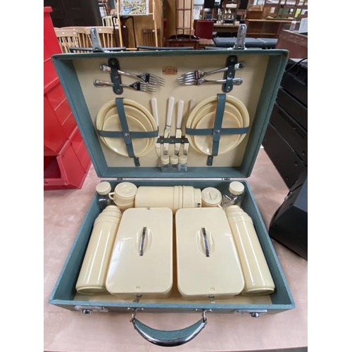 384 - Vintage Sirram picnic set