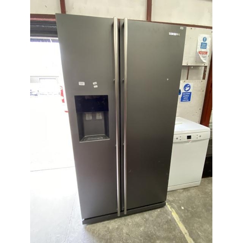 408 - Samsung American style fridge freezer with ice dispenser (178H 92W 68D cm)