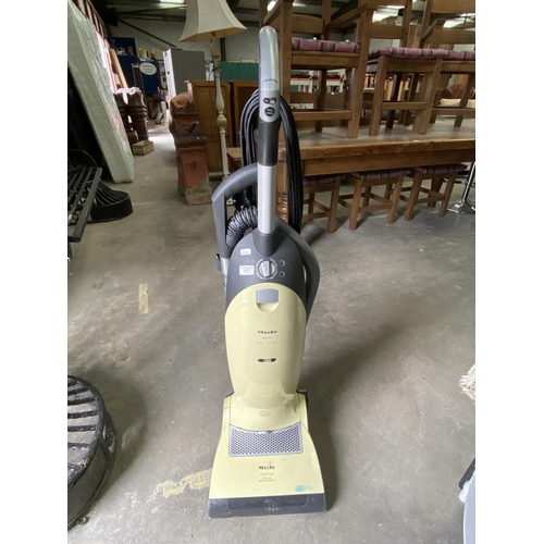 17 - Miele S7210 vacuum