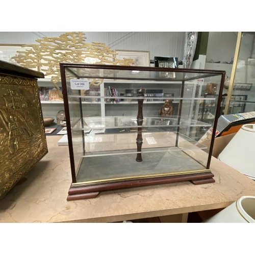 356 - Free standing display case/cabinet 40W 33H 18D cm