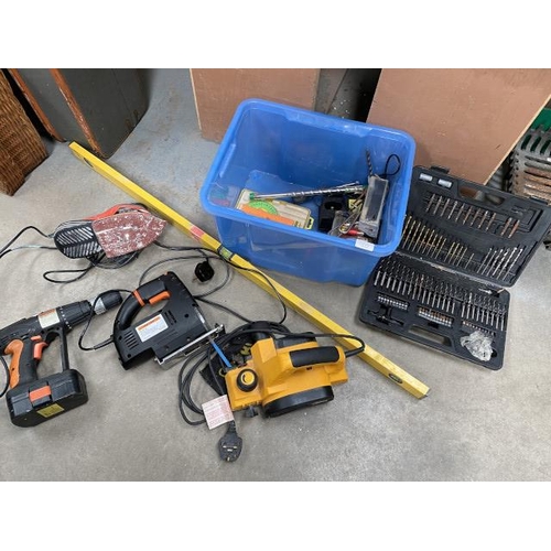 370 - Spirit level, Challenge jigsaw, Black & Decker sander, Challenge drill, JCB planer, box of assorted ... 