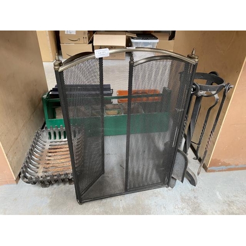 371 - Folding spark guard, companion set on stand & fire basket (26 x 37 cm)