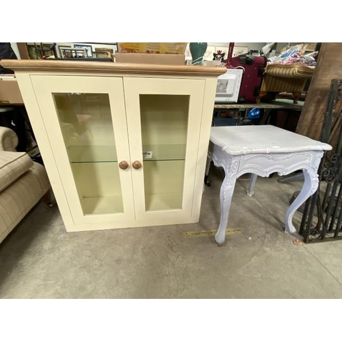 400 - Painted Onit Furniture glazed cabinet (100H 98W 35D cm) & painted occasional table (66H 60W 50D cm)