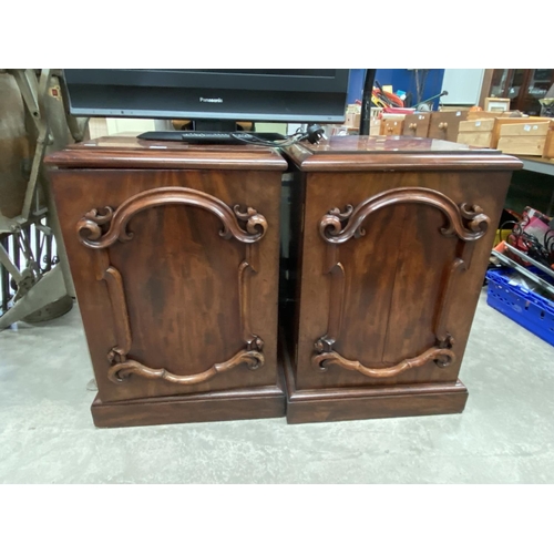 410 - Pair of Victorian mahogany single door cupboards (84H 57W 59D cm)