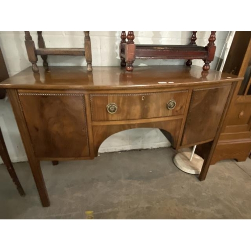 141 - Mahogany bow fronted sideboard with 1 key (80h x 122w x 56d cm)