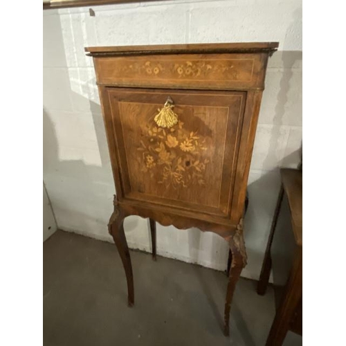 142 - Georgian style mahogany coin cabinet in the manner of Thomas Chippendale (galleried brass top missin... 