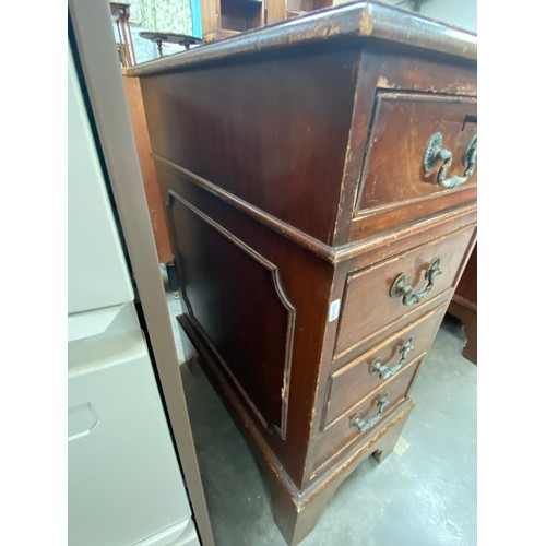 158 - Mahogany leather topped pedestal desk with 2 keys (85H 122W 61D cm)