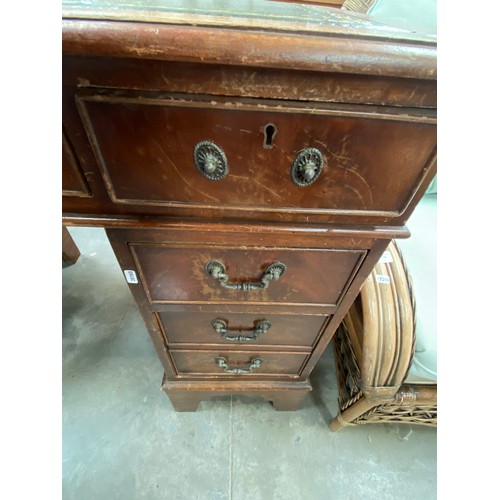 158 - Mahogany leather topped pedestal desk with 2 keys (85H 122W 61D cm)