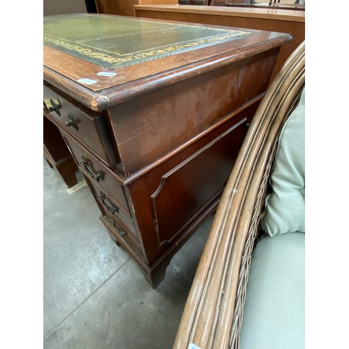 158 - Mahogany leather topped pedestal desk with 2 keys (85H 122W 61D cm)