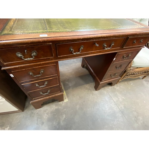 158 - Mahogany leather topped pedestal desk with 2 keys (85H 122W 61D cm)