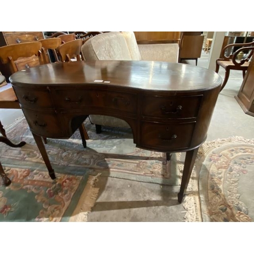 124 - Edwardian mahogany kidney shaped desk (78H 106W 60D cm)