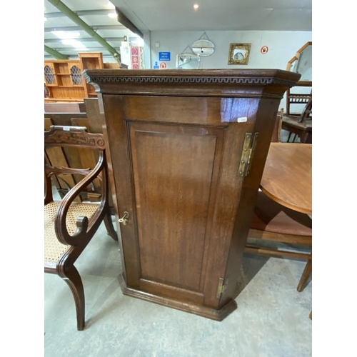 130 - Georgian oak corner cabinet (111H 72W 43D cm)