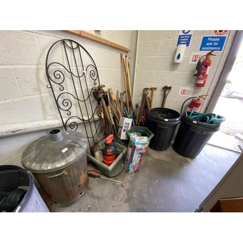 19 - Assorted garden tools, planters, hosepipe, fence sprayer etc