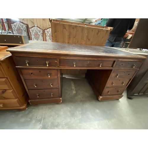 24 - Victorian mahogany leather topped pedestal desk (78h x 145w x 76h cm)