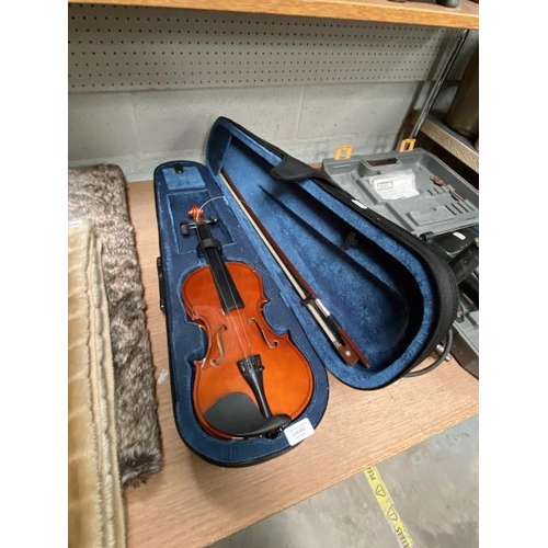 432 - Cased violin & bow