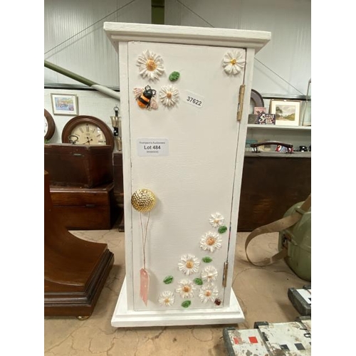 484 - Miniature pepper & bear bumble bee cupboard (39H 19W 17D cm)