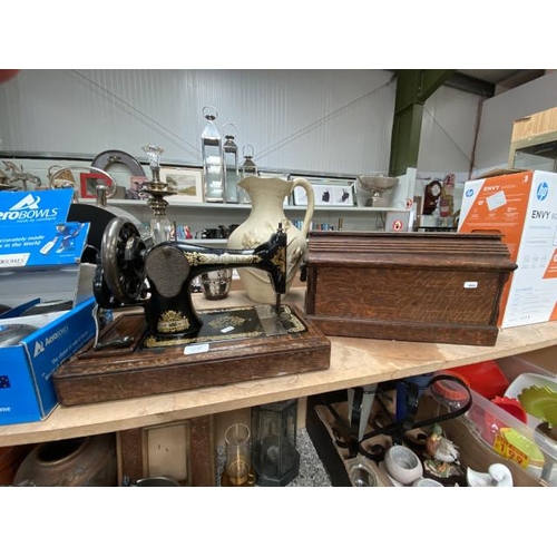 487 - Oak cased Singer manual sewing machine (V1688550)