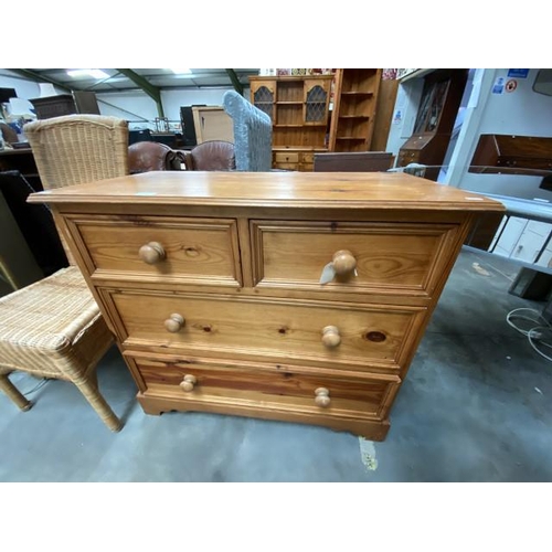 84 - Pine 2 over 2 chest of drawers (81H 91W 46D cm)