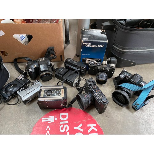 530 - Large collection of cameras & accessories inc. Pentax 28-80, Kodak Duaflex II, Unicon 85, Zenit TTL ... 