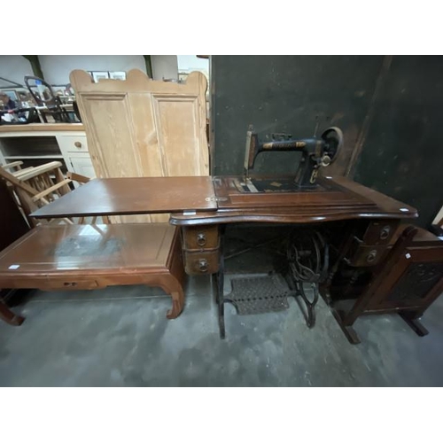 205 - Sterling L256879 sewing machine & table (80H 86W 45D cm)