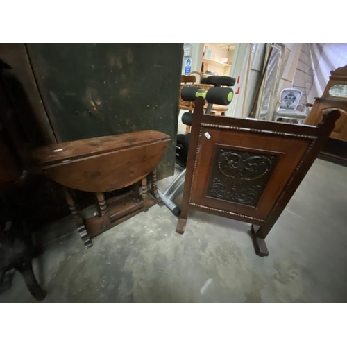 206 - Oak paneled fire screen & small oak barley twist drop leaf table