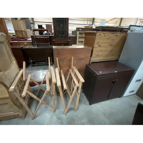 213 - 2 Directors chairs frames (require canvas) & hostess trolley model HL6232/F (70H 75W 38D cm)