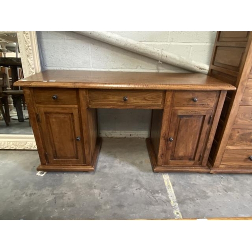 9 - Good quality oak kneehole desk (77H 140W 50D cm)