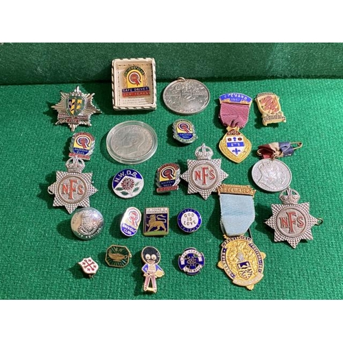 Selection of enamel badges inc. Drivers Club, Cumbria Service Fire, Young Conservatives, national Fire Service cap badges etc