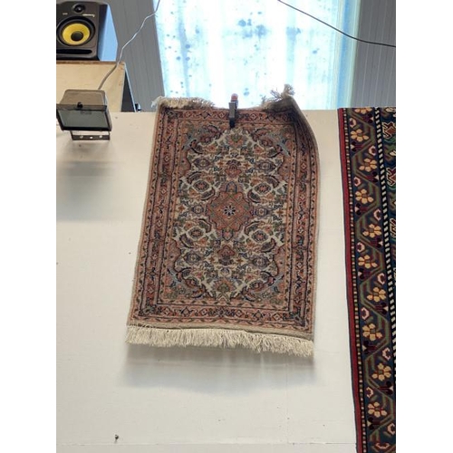 580 - Persian style rug 61x105cm