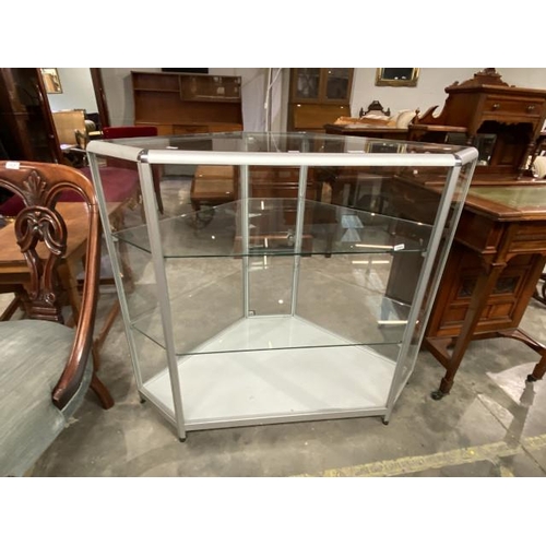 99 - Contemporary display cabinet with 1 key (93H 107W 60D cm)