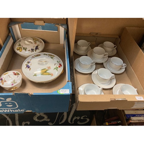 489 - Jolie cups & saucers (16 pieces), assorted Royal Worcester Royal Evesham inc. lidded tureens, gravy ... 