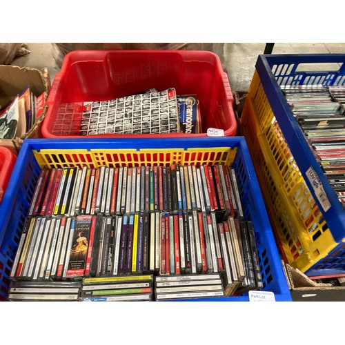 496 - Large quantity of assorted classical & operatic CDs etc